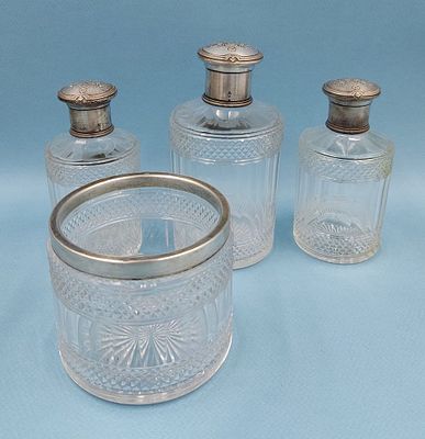 Парфюмерный набор ювелирной фирмы "Фаберже" из четырёх предметов. 1908-1917 гг. Номер заказа: 