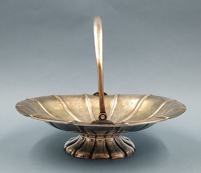 Серебряная конфетница с рукоятью. 84 пробы ВИ. Москва, ХIX век. Мастерская Иванова Василия 