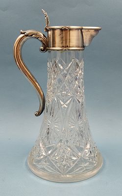 Хрустальный графин с серебряной крышкой.
Графин предположительно работы Московской мастерской 