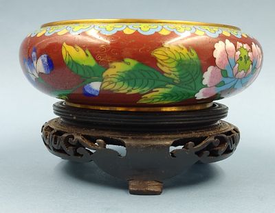 Ваза на подставке Клуазоне. Китай, XIX-XX век. Металл, эмаль. Рисунок Цветы. 
Размеры: 
Диаметр 