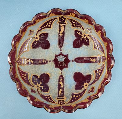 Тарелка из гранатового стекла с росписью золотом. Гравировка Дворянская геральдика с вензелями 