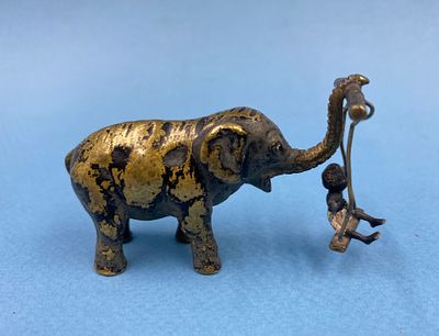 Бронзовая фигурка "Слонёнок качает негритёнка на качелях". Венская бронза, Австрия. Размеры: 