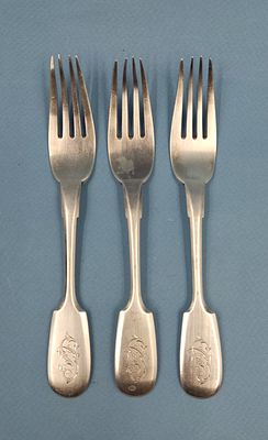 Серебряные вилки фирмы Морозова. 1908-1917-е гг. Серебро 84 пробы. 
Общий вес трёх вилок - 141 