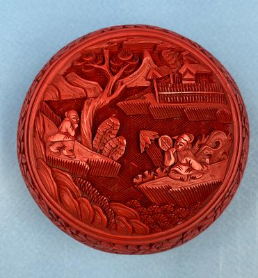 Шкатулка. Китай, 1950-е гг. Резьба по лаку. Основание: латунь. Размеры: диаметр:9 см. высота:5 см.