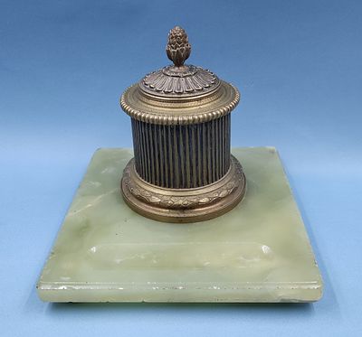 Большая бронзовая чернильница на площадке из оникса. Царская Россия, XIX - ХХ век. Размеры: 