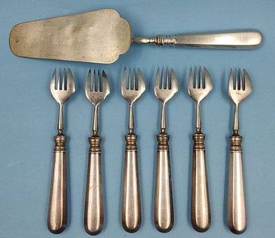 Десертный набор. Царская Россия, XIX-ХХ век. Клейм нет. Металл серебрение. 
длина лопатки -27,5 