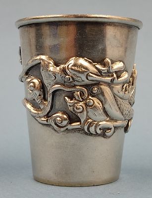 Серебряная стопка "Дракон".Китай, ХIX век. Серебро, вес: 34,5 гр. 
Высота - 5 см. 
Диаметр 