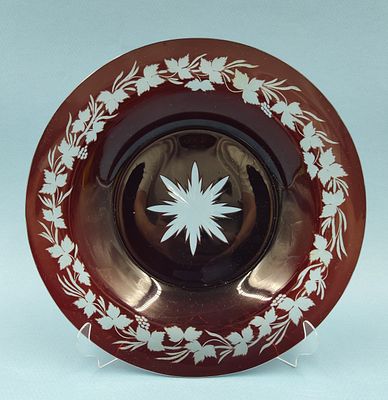 Тарелка из уранового стекла.Царская Россия, XIX-XX век. Рубиновый цвет, резьба по центру 