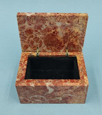 Шкатулка из камня "Яшма". Размеры: 36 х 67 х 46 мм.