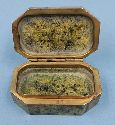 Шкатулка из камня "Змеевик". Размеры: 27 х 69 х 44 мм.