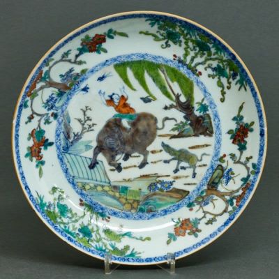 Doucai Teller mit figuralem Dekor China, Qing-Dynastie, 18. Jahrhundert. Porzellan, glasiert 