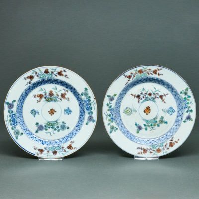 Zwei Doucai Teller China, Qing-Dynastie, 18. Jahrhundert. Je Porzellan, glasiert 