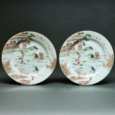 Zwei Famille rose Teller mit Anglermotiv China, Qing-Dynastie, 18. Jahrhundert. Je Porzellan 