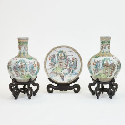 Paar Famille rose Flaschenvasen und gro&szlig;er Famille rose Teller China, Qing-Dynastie, 19. 
