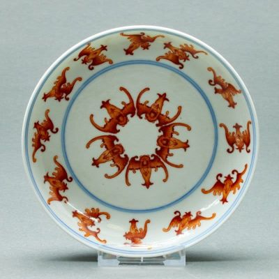 Kleiner Teller mit Fledermausdekor China. Porzellan, glasiert, unterglasurblau und aufglasurrot 