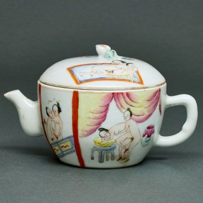 Teekanne mit Erotika Motiven China, wohl 20. Jahrhundert. Porzellan, glasiert, polychrom u. in 