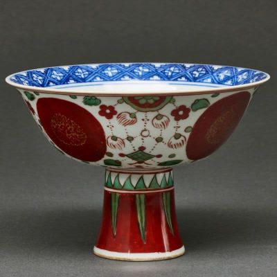 Fu&szlig;schale im Ming Stil China. Porzellan, glasiert, unterglasurblau sowie in Gr&uuml;n, Rot u. Gold 