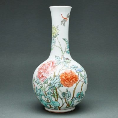Famille rose Flaschenvase mit P&auml;onienbl&uuml;tendekor China, wohl Qing-Dynastie um 1900. Porzellan 