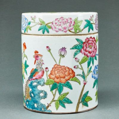 Deckeldose / Teedose China, Qing-Dynastie, 19. Jahrhundert. Porzellan, glasiert, polychrom auf 