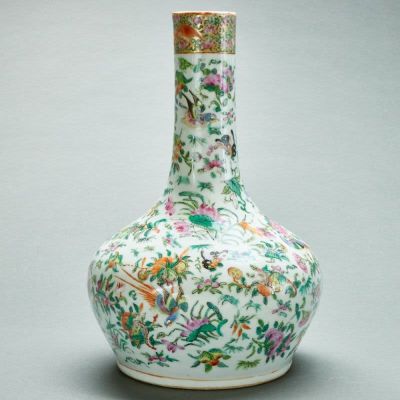 Flaschenvase China, kantonesisch, Qing-Dynastie, um 1900. Porzellan, glasiert, polychrom u. in 