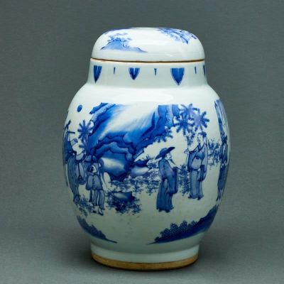 Deckeltopf mit anhua Dekor China. Porzellan, glasiert, unterglasurblau bemalt; Anhua Dekor. H. 