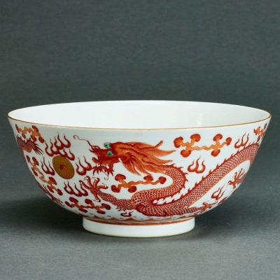 Schale mit Drachendekor China. Porzellan, glasiert; auf Glasur in Rot, Gr&uuml;n u. Gold bemalt; 