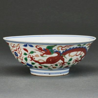 Wucai Schale mit Drachendekor China. Porzellan, glasiert; unterglasurblau u. polychrom auf 