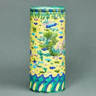 Famille jaune Stangenvase China. Keramik, grau, gelber Fond, polychrom gefasst, glasiert. H. 24 
