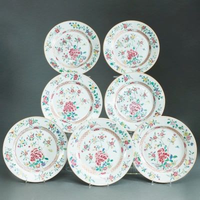 7 Speiseteller China, Qing-Dynastie, 18. Jahrhundert. Porzellan, glasiert, polychrom auf Glasur 