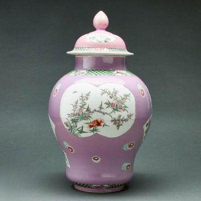 Famille rose Deckelvase China. Porzellan, glasiert, rosa-fliederfarbener Fond, polychrom auf 