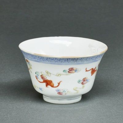 Teeschale mit Fledermaus Dekor China, Qing-Dynastie (Guangxu), um 1900. Porzellan, glasiert 