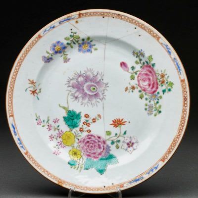 Famille rose Teller China, Qing-Dynastie, 18. / 19. Jahrhundert. Porzellan, glasiert, polychrom 