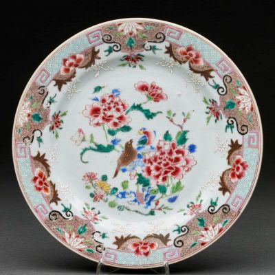 Famille rose Teller China, Qing-Dynastie, 18. Jahrhundert. Porzellan, glasiert, polychrom u. in 