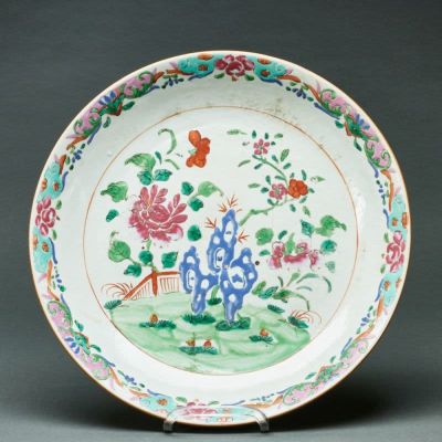 Gro&szlig;er Famille rose Teller / Wandteller China, Qing-Dynastie, 18. / 19. Jahrhundert. Porzellan 