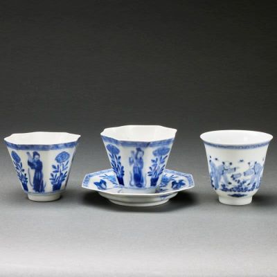 Drei Teebecher und Untertasse China, Qing-Dynastie. Je Porzellan, glasiert, unterglasurblau 