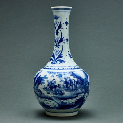 Flaschenvase im Ming Stil China. Porzellan, glasiert, unterglasurblau bemalt. H. 37,6 cm. D. 