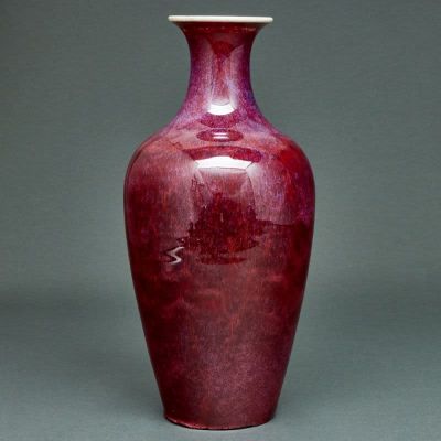 Ochsenblutvase China, 20. Jahrhundert. Porzellan, Ochsenblutglasur. H. 31 cm. D. M&uuml;ndung 7,9 