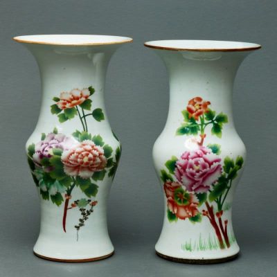 Zwei Balustervasen mit Spr&uuml;hdekor / Schablonendekor China, Republikzeit, um 1925. Je Porzellan 