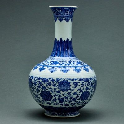 Flaschenvase mit Lotosbl&uuml;ten- und Rankendekor China. Porzellan, glasiert, unterglasurblau 