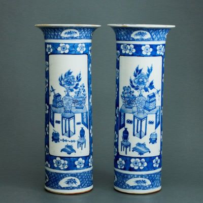 Paar Stangenvasen mit Interieur- und "cracked ice" Dekor China, Qing-Dynastie, um 1900. Je 
