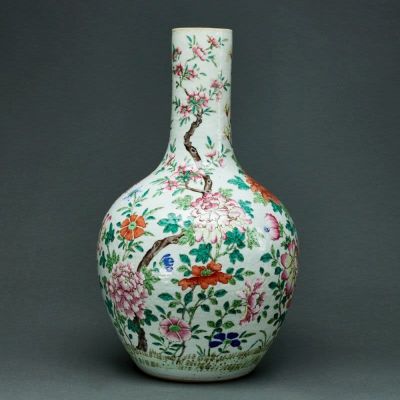 Famille rose Flaschenvase mit Bl&uuml;tendekor China, Qing-Dynastie, Mitte 19. Jahrhundert. 