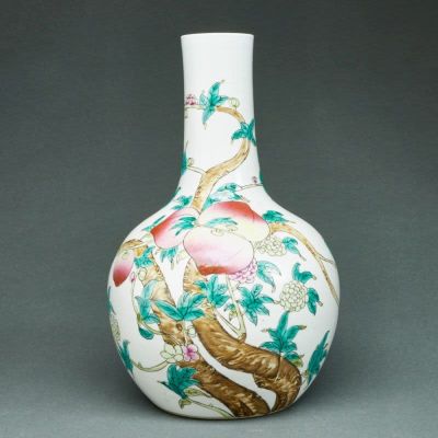 Flaschenvase mit Neunpfirsich-Dekor China, Qing-Dynastie, Ende 19. Jahrhundert. Porzellan 