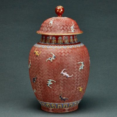 Deckelvase mit reliefierter Oberfl&auml;che und Fledermausdekor China. Porzellan, reliefierte 
