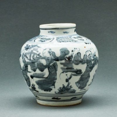 Kleine Vase China, 17. / 18. Jahrhundert. Porzellan, glasiert, unterglasurblau-grau bemalt. H. 