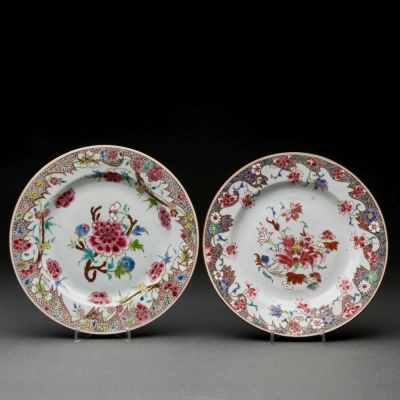 Zwei Famille rose Teller China, Qing-Dynastie, 18. Jahrhundert. Je Porzellan, glasiert 