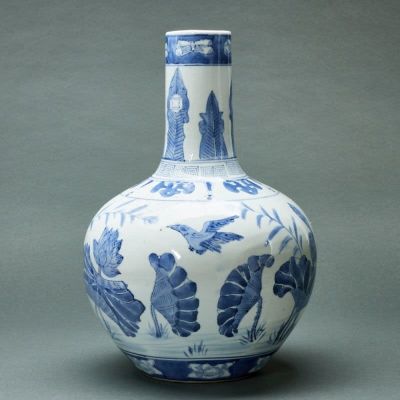 Flaschenvase China, 20. Jahrhundert. Porzellan, glasiert, unterglasurblau bemalt. H. 34,8 cm. 