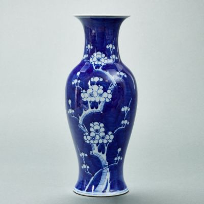 Balustervase mit Prunus-Dekor China, 20. Jahrhundert. Porzellan, glasiert, unterglasurblau 