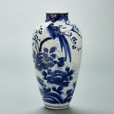 Vase China, Qing-Dynastie. Porzellan, glasiert, unterglasurblau bemalt. H. 25 cm. Schauseitig 