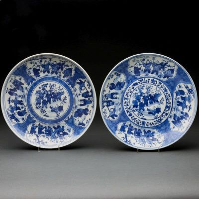 Zwei Teller China, 19. / 20. Jahrhundert. Je Porzellan, glasiert, unterglasurblau bemalt. H. 4 