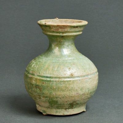 Vase in Hu Form China, wohl Han-Dynastie. Keramik, r&ouml;tlicher Scherben. Gr&uuml;ne Glasur 